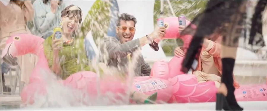 Poolside party in colour powder