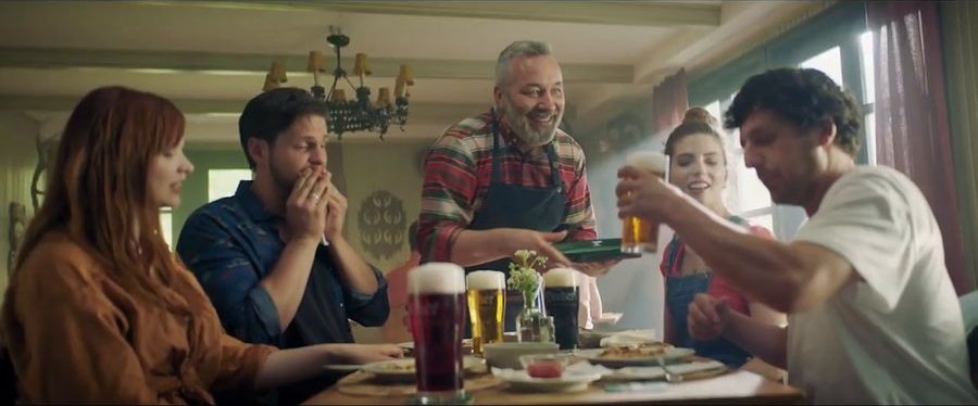 The countryside table, friends and beer